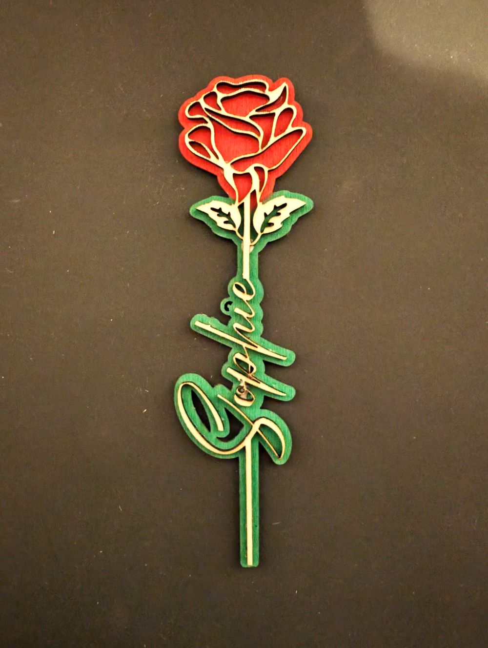 Rose éternelle en bois avec prénom découpé par gravure laser, peinte à la main, création artisanale en Ariège pour cadeau personnalisé
