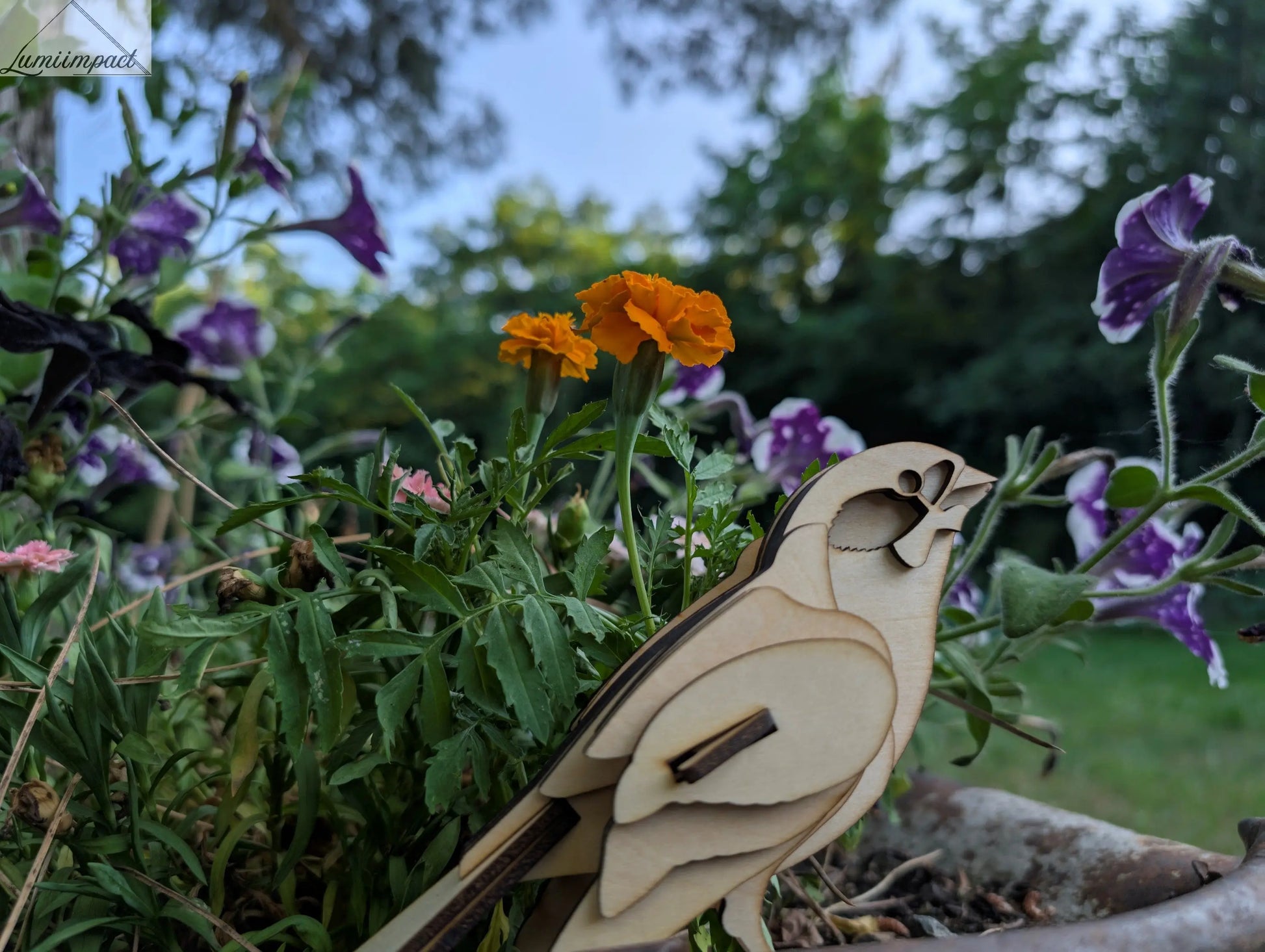 Moineau en bois dans les fleurs - Lumi Impact