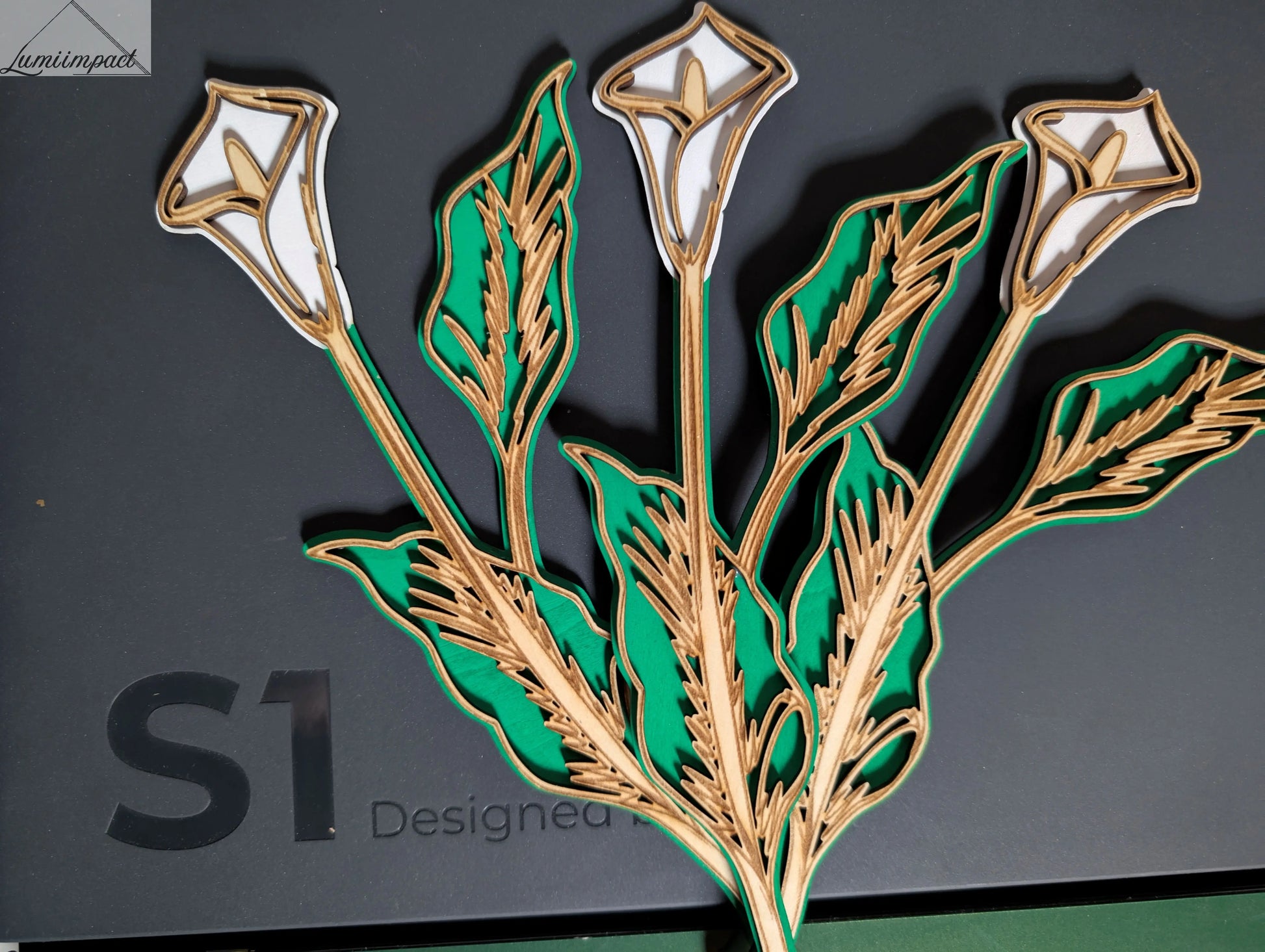 arome éternelle en bois découpé par gravure laser, peinte à la main, création artisanale en Ariège pour cadeau personnalisé.