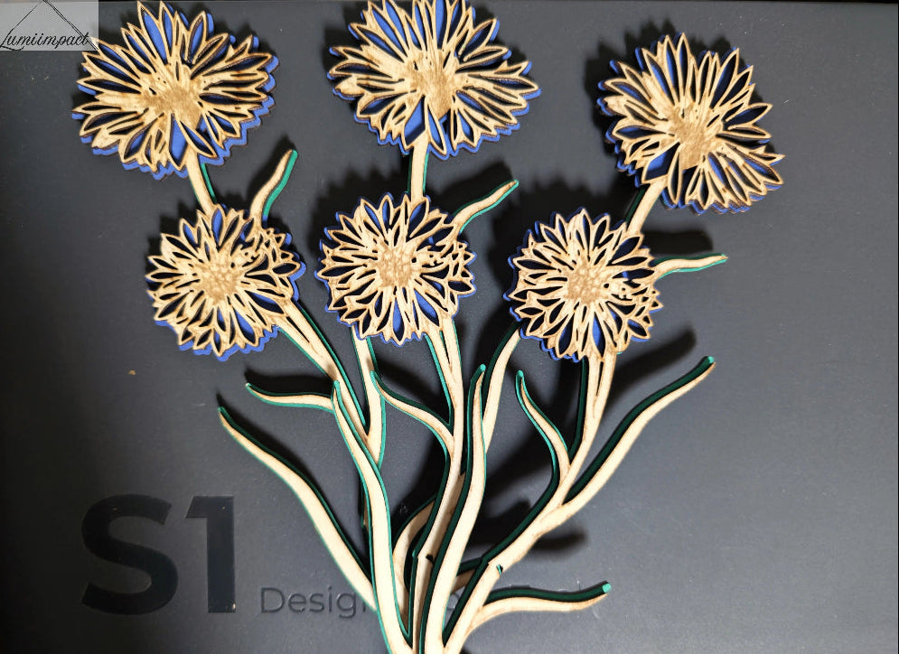 Bleuet éternelle en bois découpé par gravure laser, peinte à la main, création artisanale en Ariège pour cadeau personnalisé.
