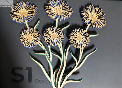 Bleuet éternelle en bois découpé par gravure laser, peinte à la main, création artisanale en Ariège pour cadeau personnalisé.