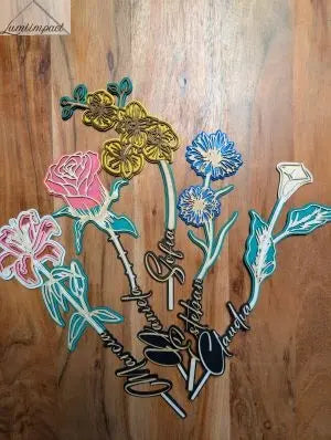Composition de fleurs en bois découpées au laser et peintes à la main, décorations florales durables et artisanales de chez Lumi'Impact. Cadeau personnalisé avec vos prénoms