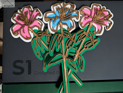 Lys éternelle en bois découpé par gravure laser, peinte à la main, création artisanale en Ariège pour cadeau personnalisé.