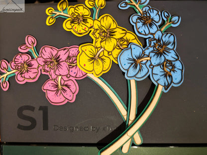 Orchidée éternelle en bois découpé par gravure laser, peinte à la main, création artisanale en Ariège pour cadeau personnalisé.