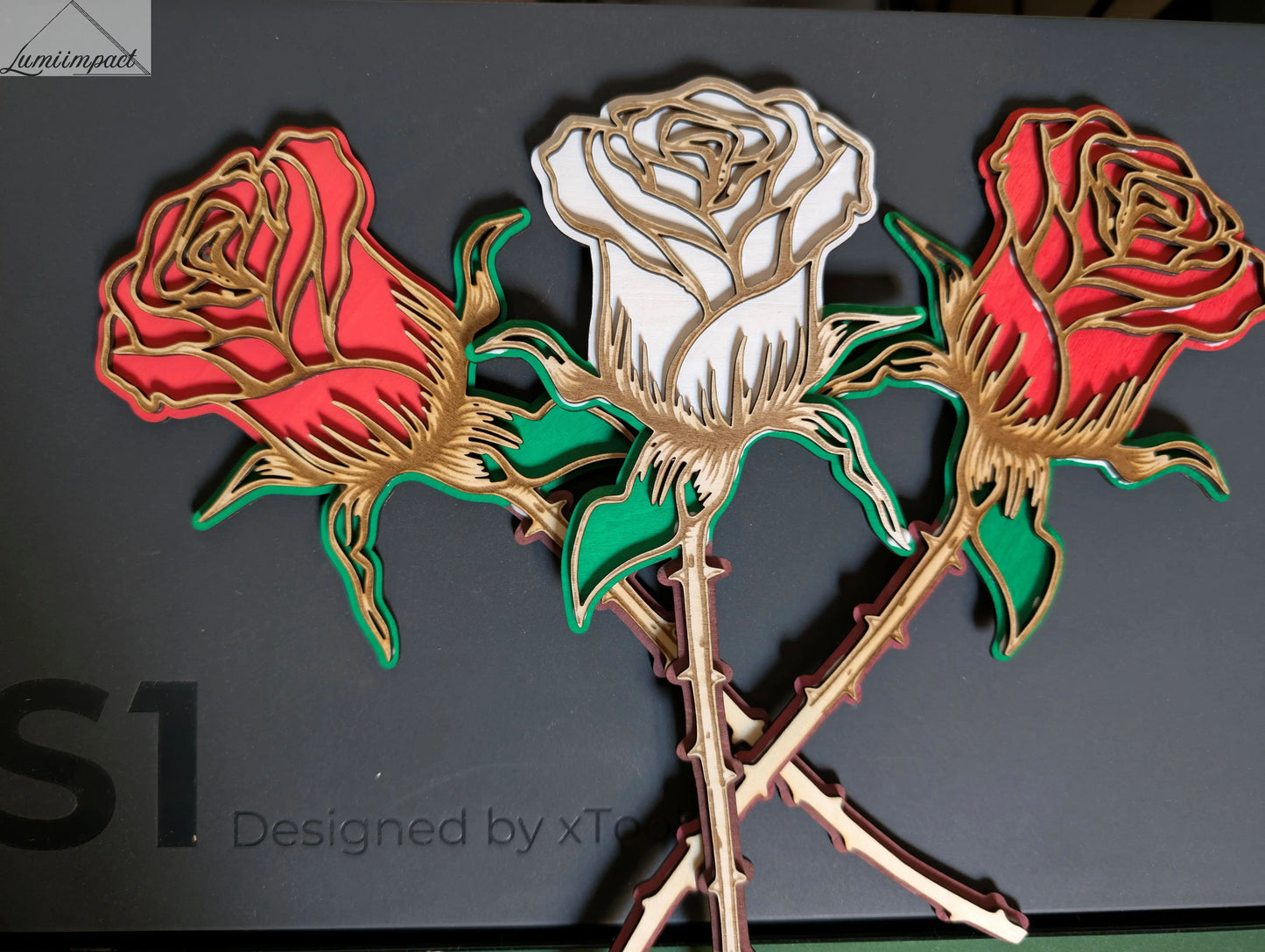 Rose éternelle en bois découpé par gravure laser, peinte à la main, création artisanale en Ariège pour cadeau personnalisé.