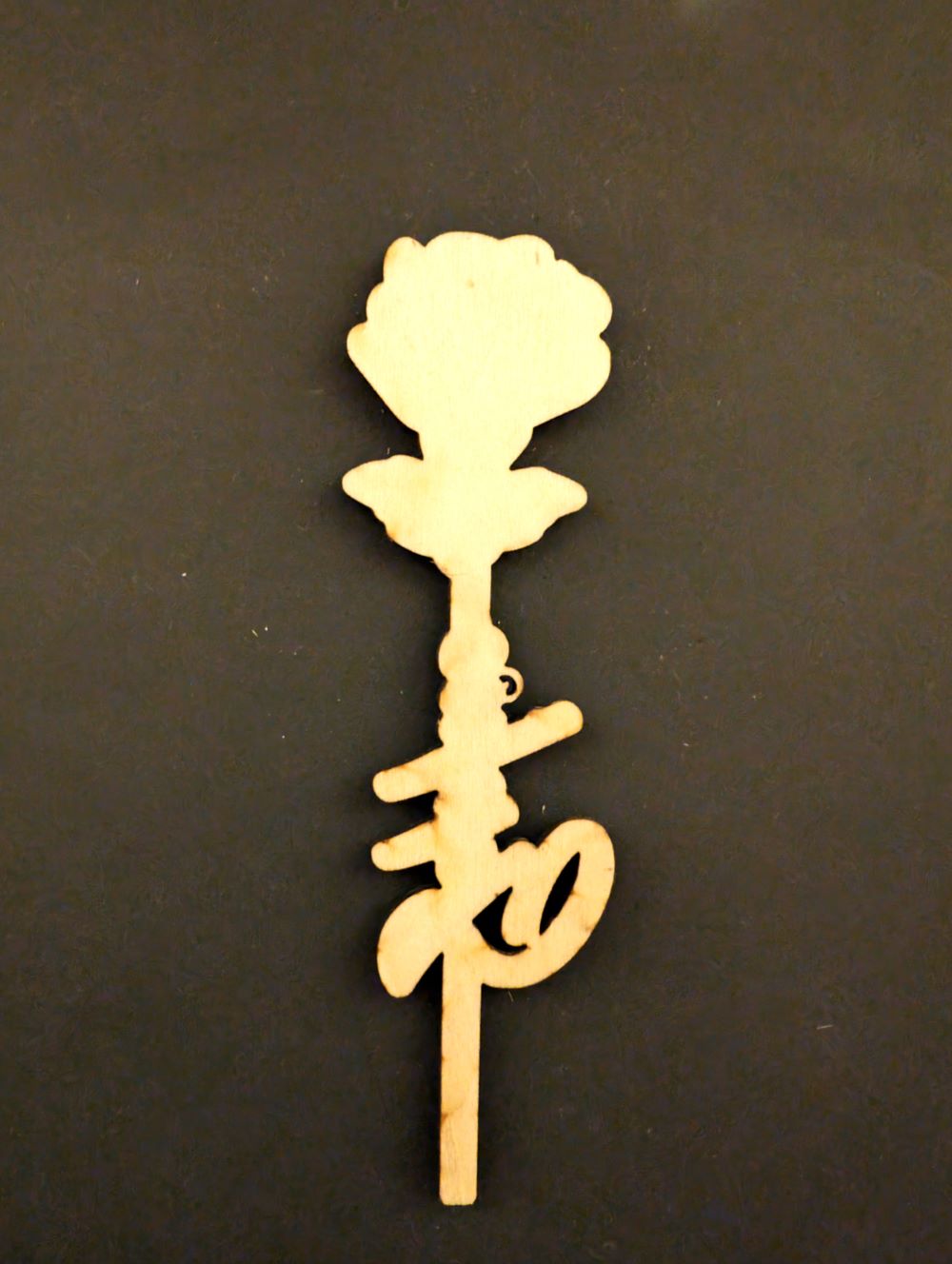 Rose éternelle en bois avec prénom découpé par gravure laser, peinte à la main, création artisanale en Ariège pour cadeau personnalisé vu de dos