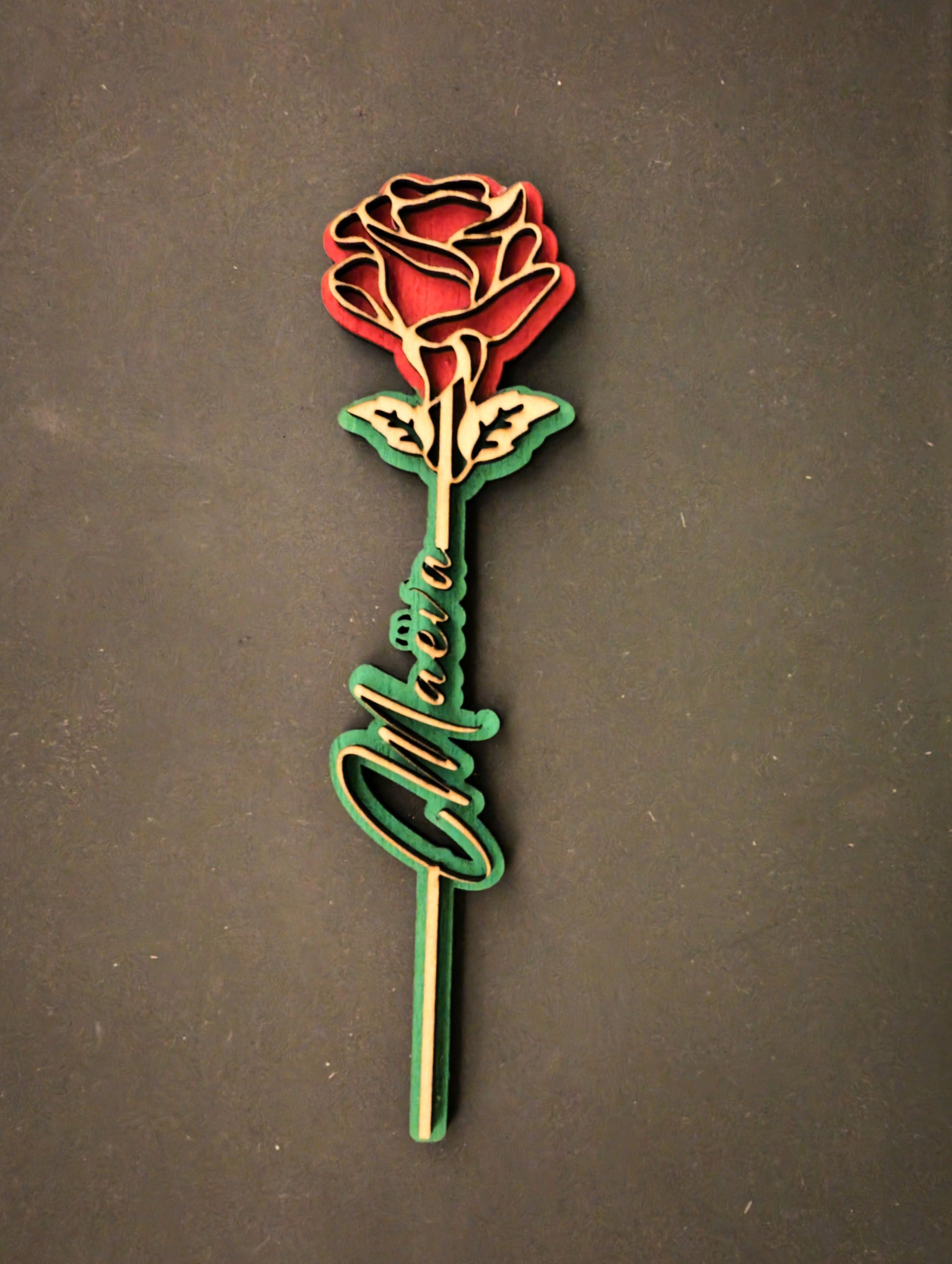 Rose éternelle en bois avec prénom découpé par gravure laser, peinte à la main, création artisanale en Ariège pour cadeau personnalisé